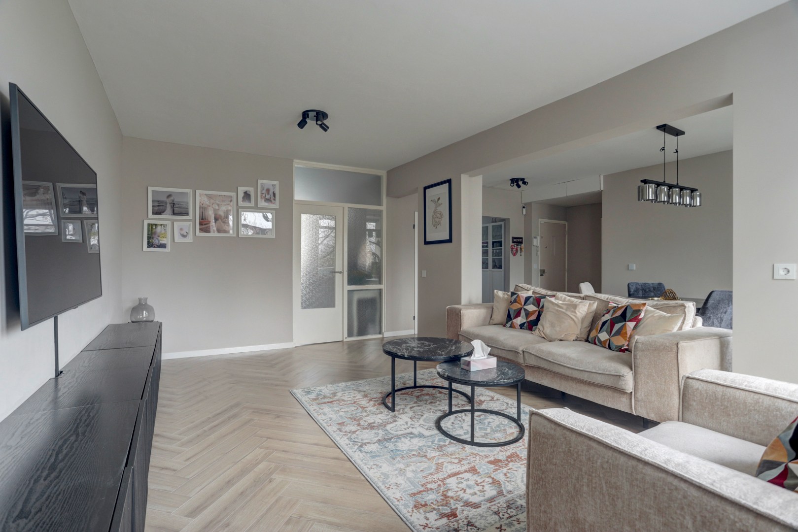 Instapklaar 3(voorheen 4) kamer appartement met royale living en moderne keuken, 2 slaapkamers en berging in de onderbouw. 