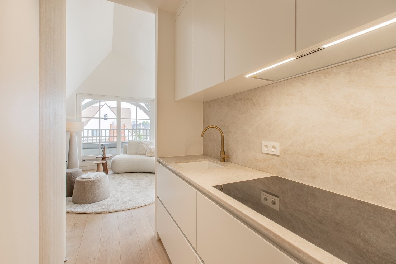 Lichtrijk penthouse appartement met aangename zonneterrassen op amper 50m wandelafstand van de Zeedijk-Albertstrand. 