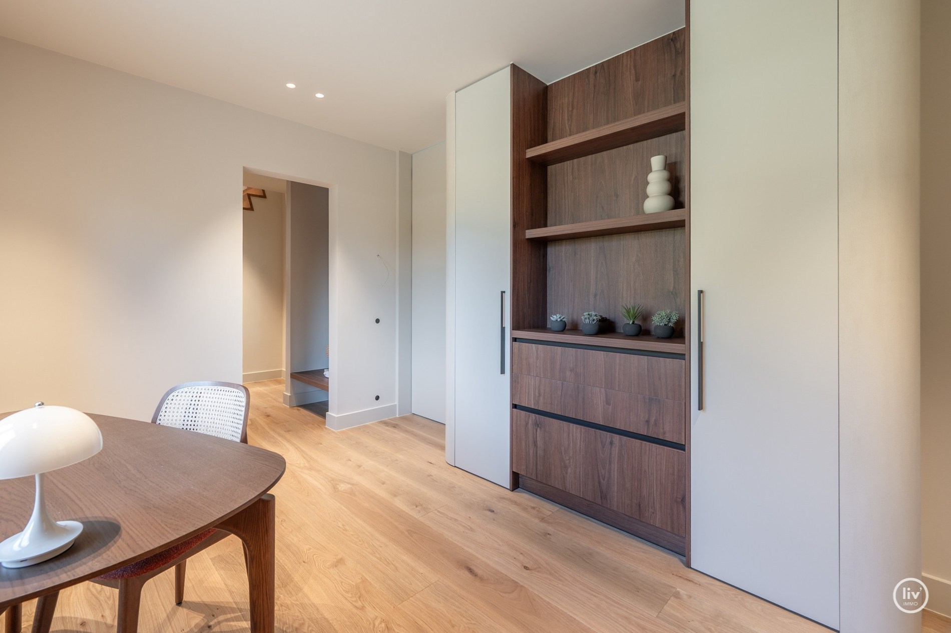 Magnifique villa rénovée, située sur un grand terrain de 1365 m2 dans un quartier résidentiel de villas, à proximité du centre de Knokke. 