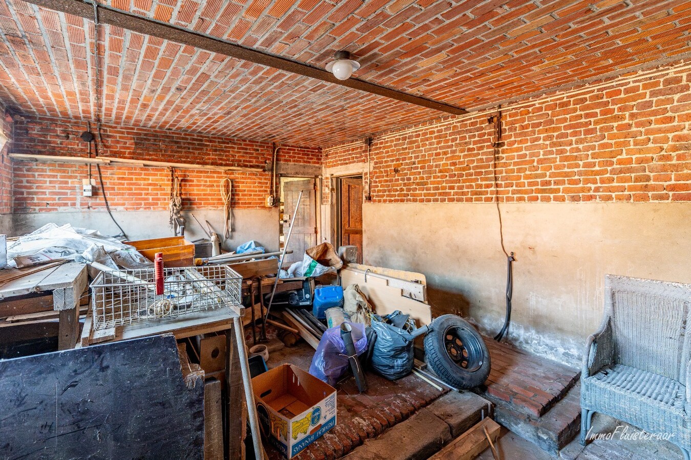 Renovatable farmhouse with stables and pastures on approximately 7 hectares in Hechtel-Eksel. 