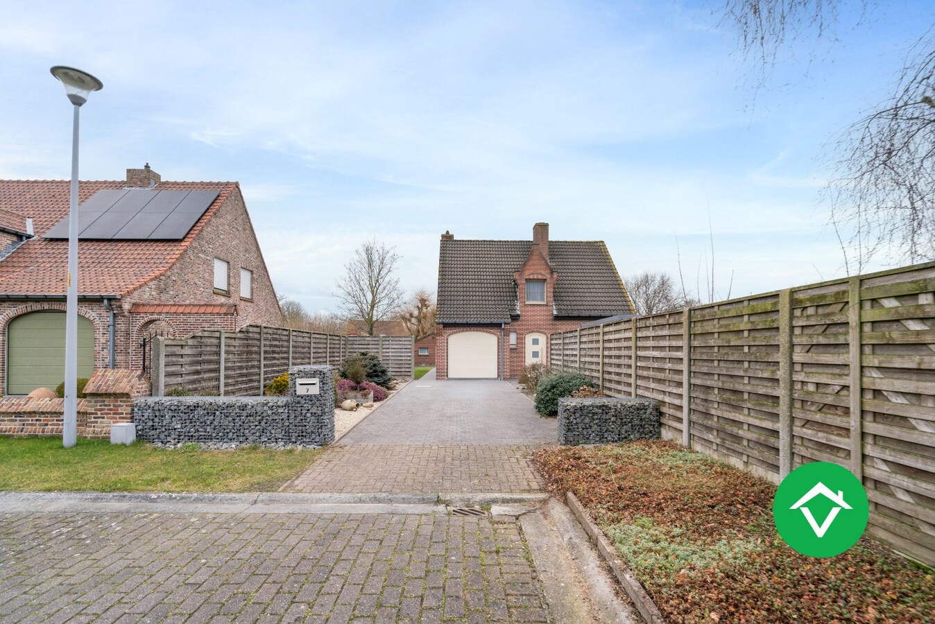 Ruime alleenstaande woning met 3 slaapkamers, tuin en garage te Roeselare 