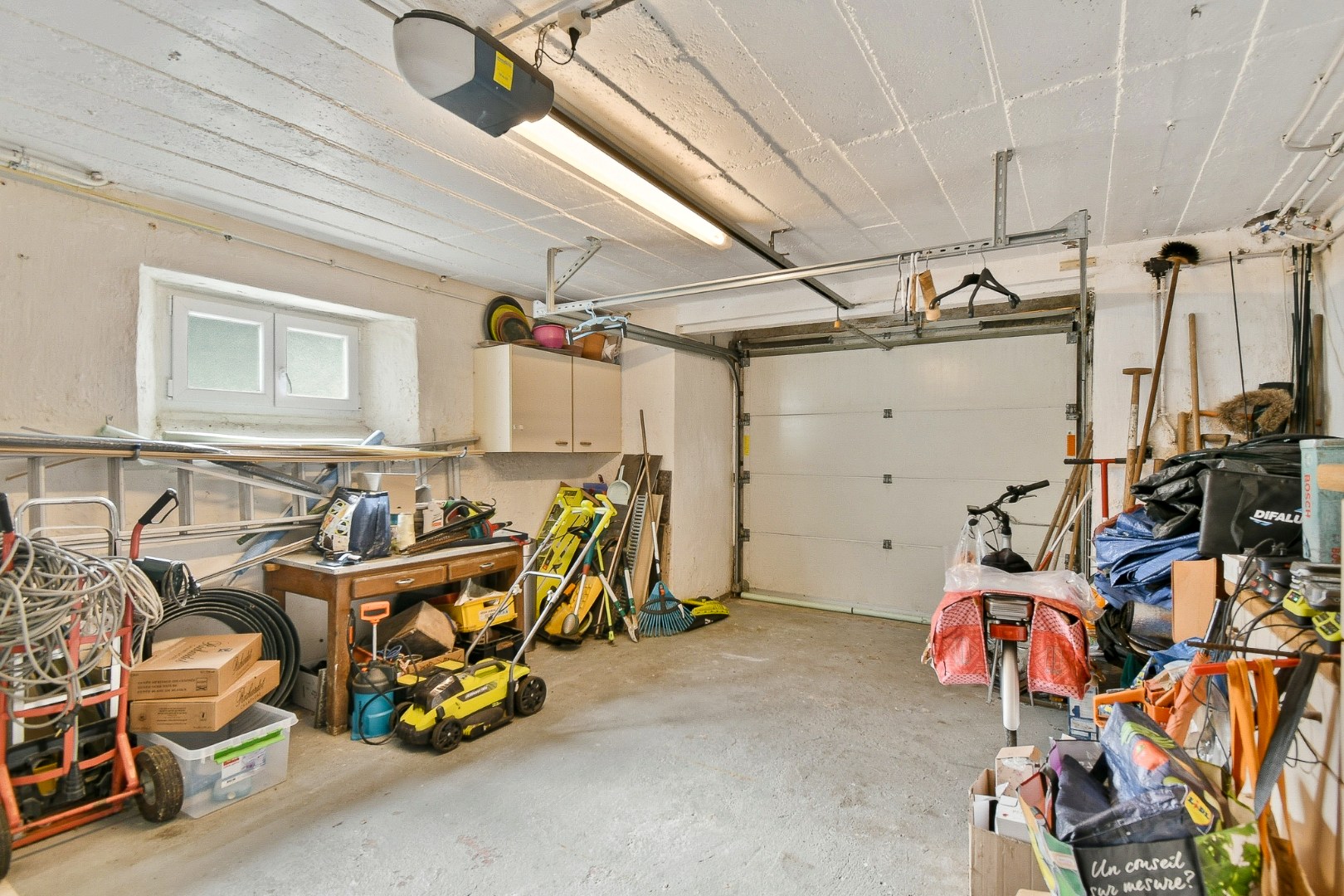 Instapklaar gelijkvloers appartement met privatieve toegang, garage, zonnige tuin en terras nabij zee 