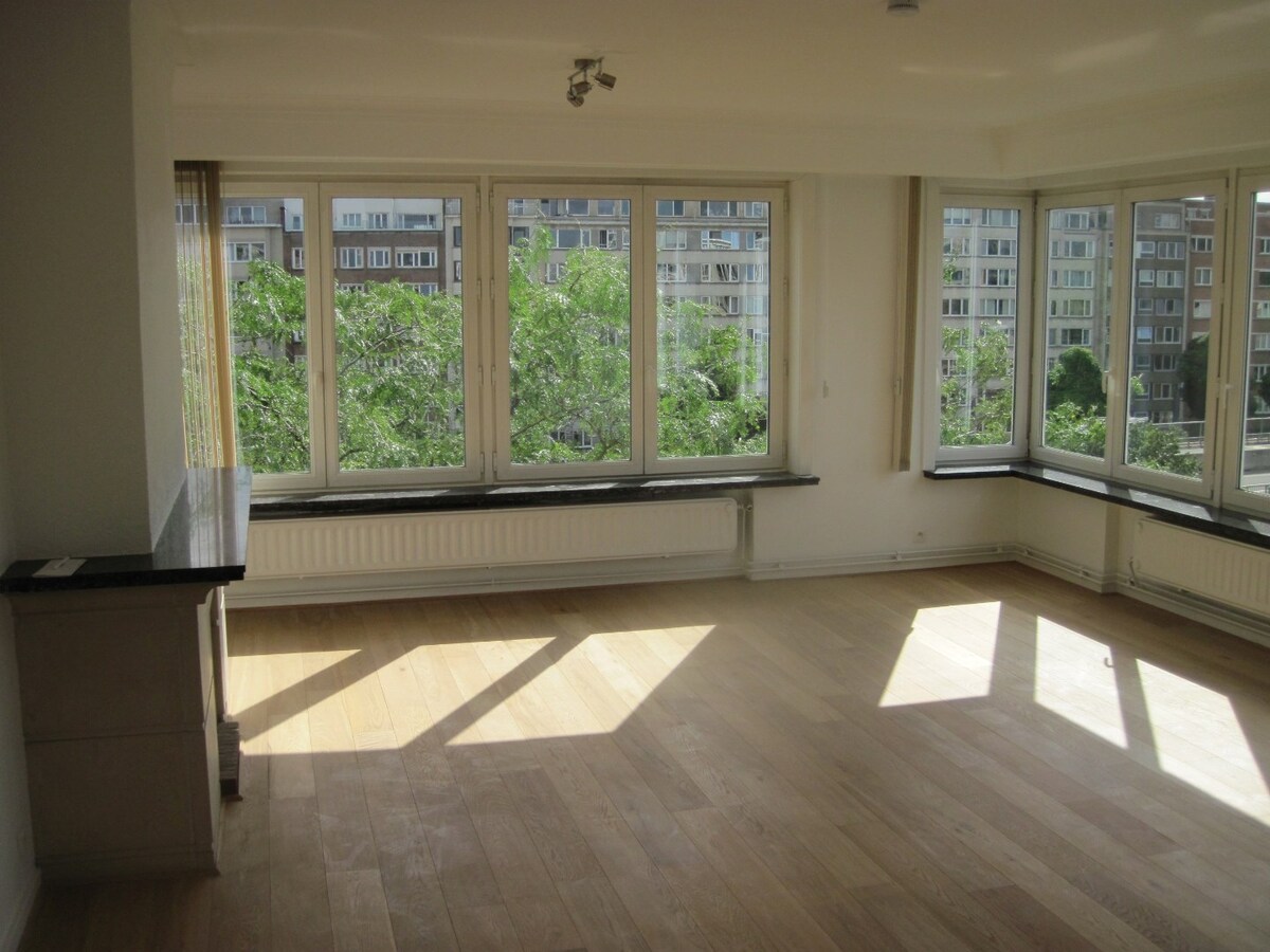 Luxueus appartement met garage en berging (kelder). 