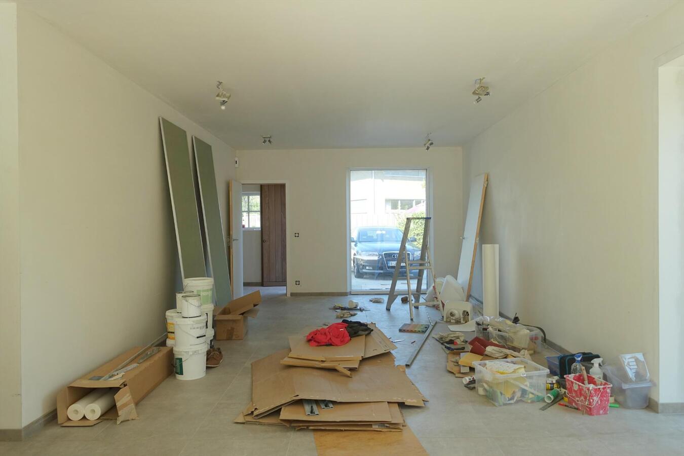 Halfopen nieuwbouwwoning in pastoriestijl 