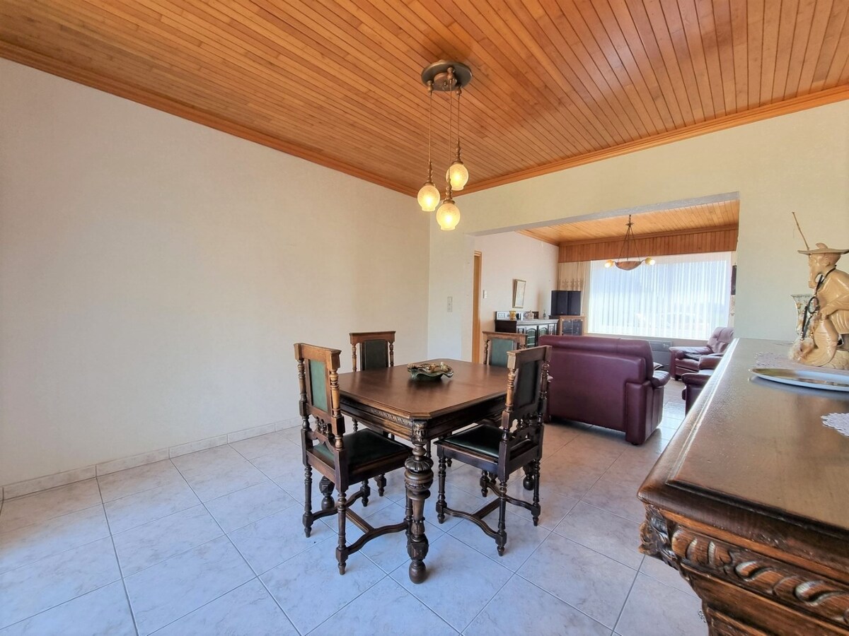 Halfopen woning met oprit, garage en grote tuin te Oudenburg 