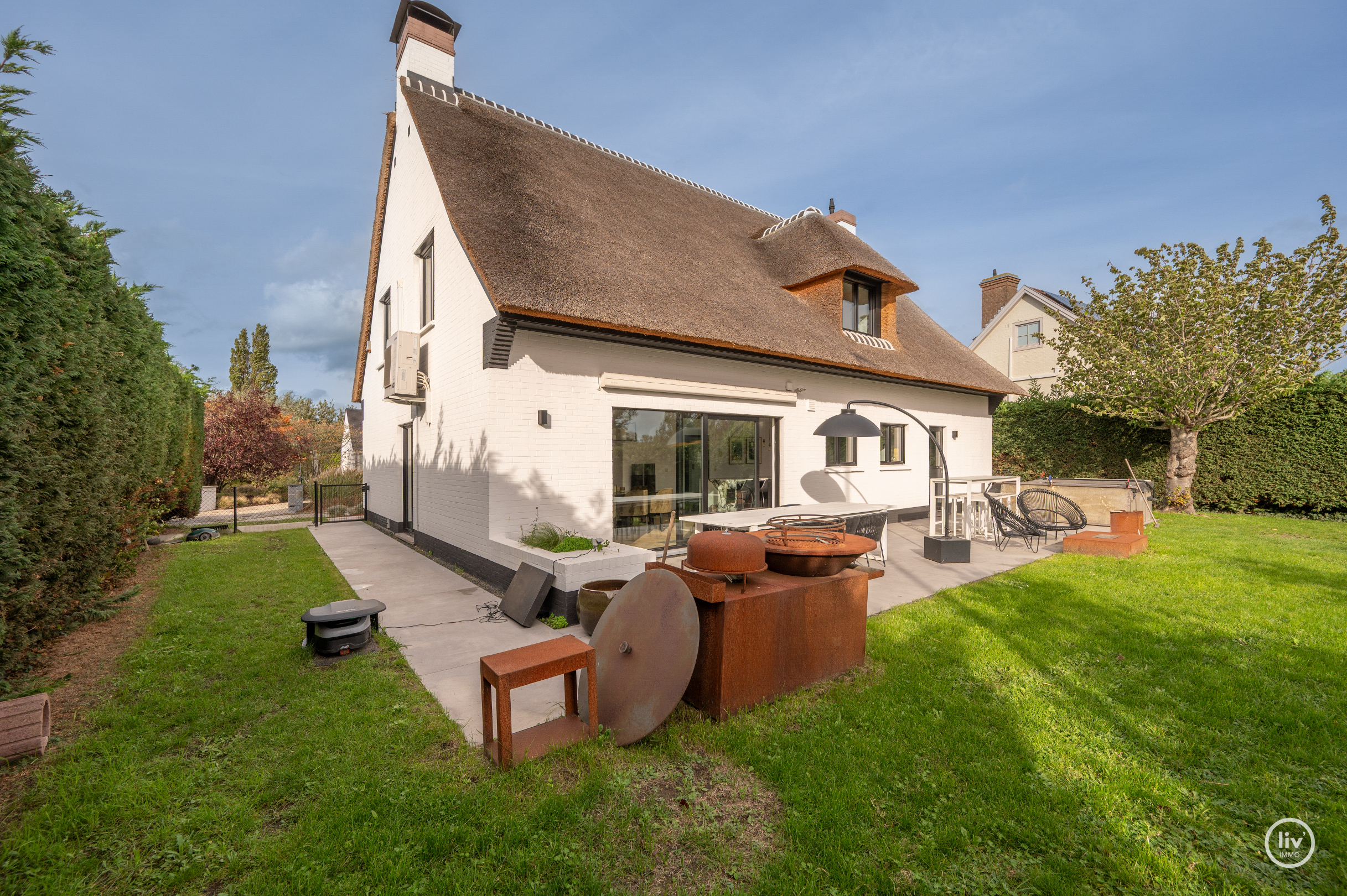 Magnifique villa rénovée avec toit de chaume, bien située près de Duinenwater à Knokke. 