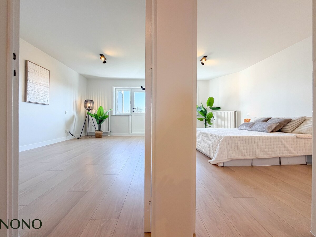 Fantastisch 2-slaapkamer appartement met staanplaats en terras pal in de Doorniksewijk !  *** NONO INSPIRED *** 