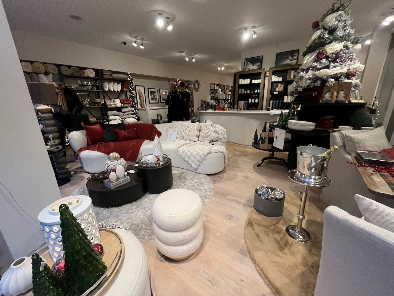 Local commercial lumineux avec une largeur de façade spacieuse (8m) et une vitrine de 22m. 