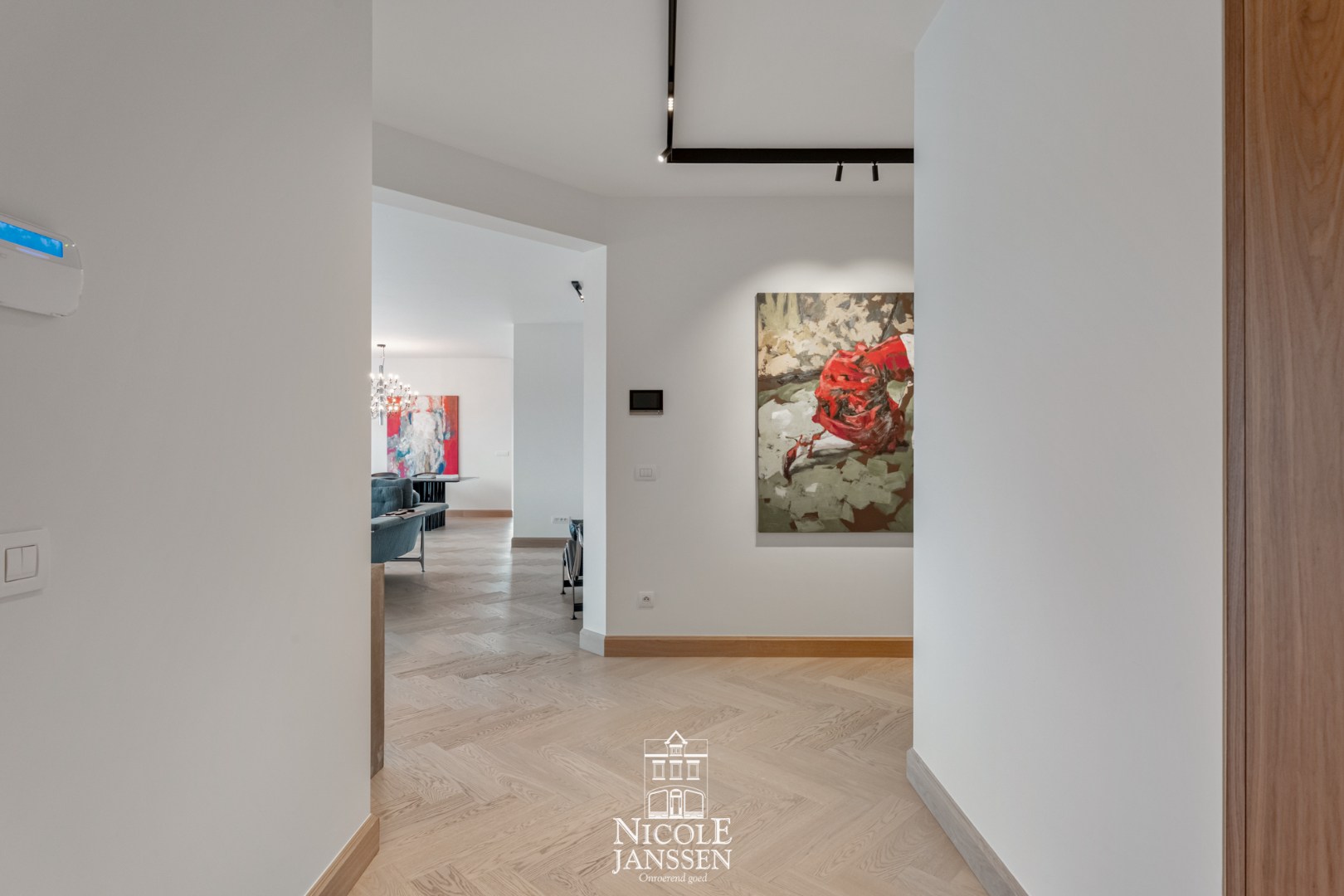 Ruime inkomhal met stijlvolle ingebouwde kastenwand