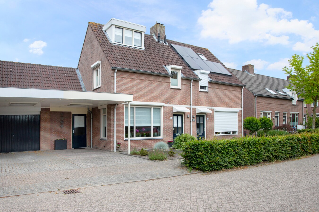 Royale gemoderniseerde gezinswoning met grote woonkamer, open keuken en vijf slaapkamers in hartje Middelbeers 