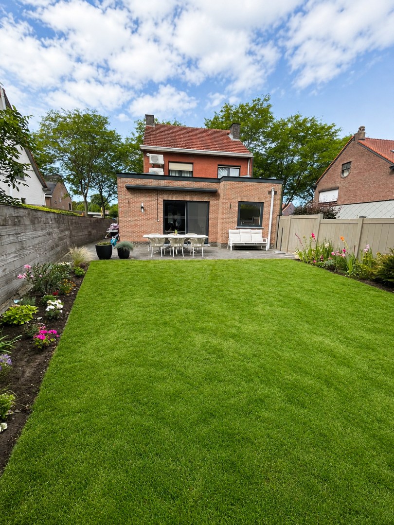 Gerenoveerde halfopen bebouwing met 4 slaapkamers, bureau, tuin en garage in Brasschaat 