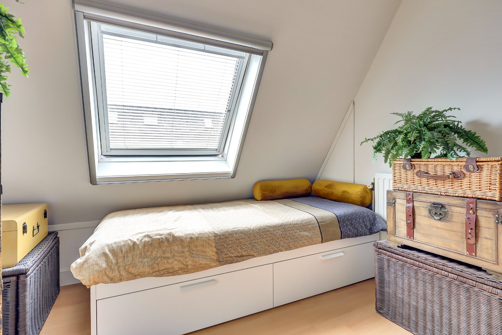 Instap klaar en moderne 4-kamer hoekwoning met 3 ruime slaapkamers, fraaie keuken en badkamer, onderhoudsvriendelijke tuin en gelegen op eigen grond. 