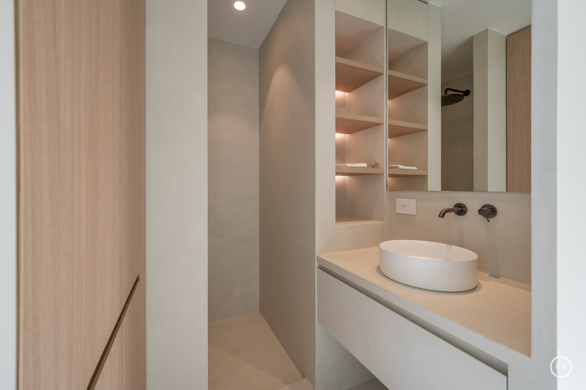 Magnifique appartement rénové avec une vue imprenable sur la mer, idéalement situé sur la digue du Zoute, à proximité de la place Albert. 