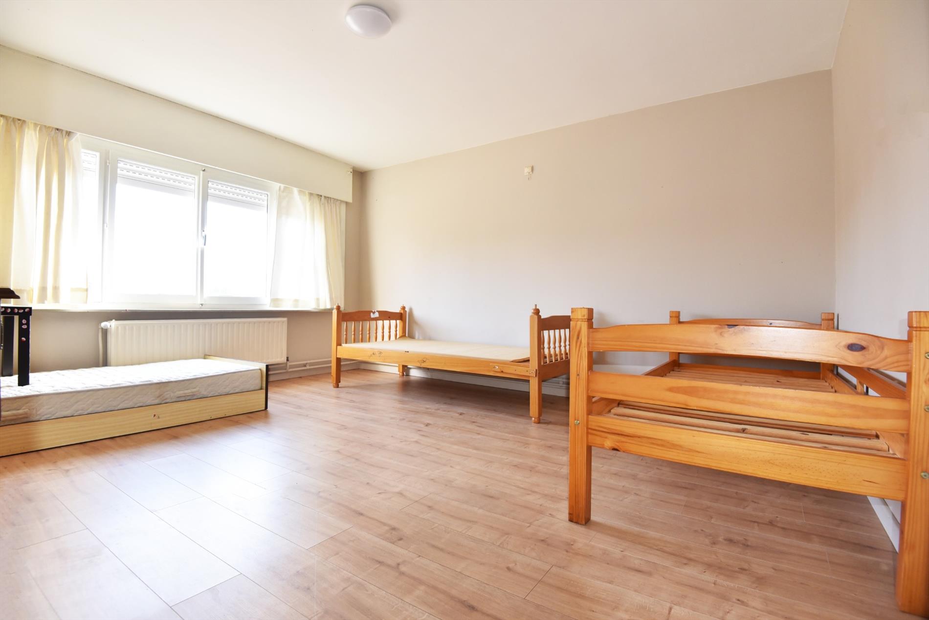 Pand met diverse mogelijke bestemmingen (9 slpks, 2 badkamers,...) goed gelegen te Adegem 