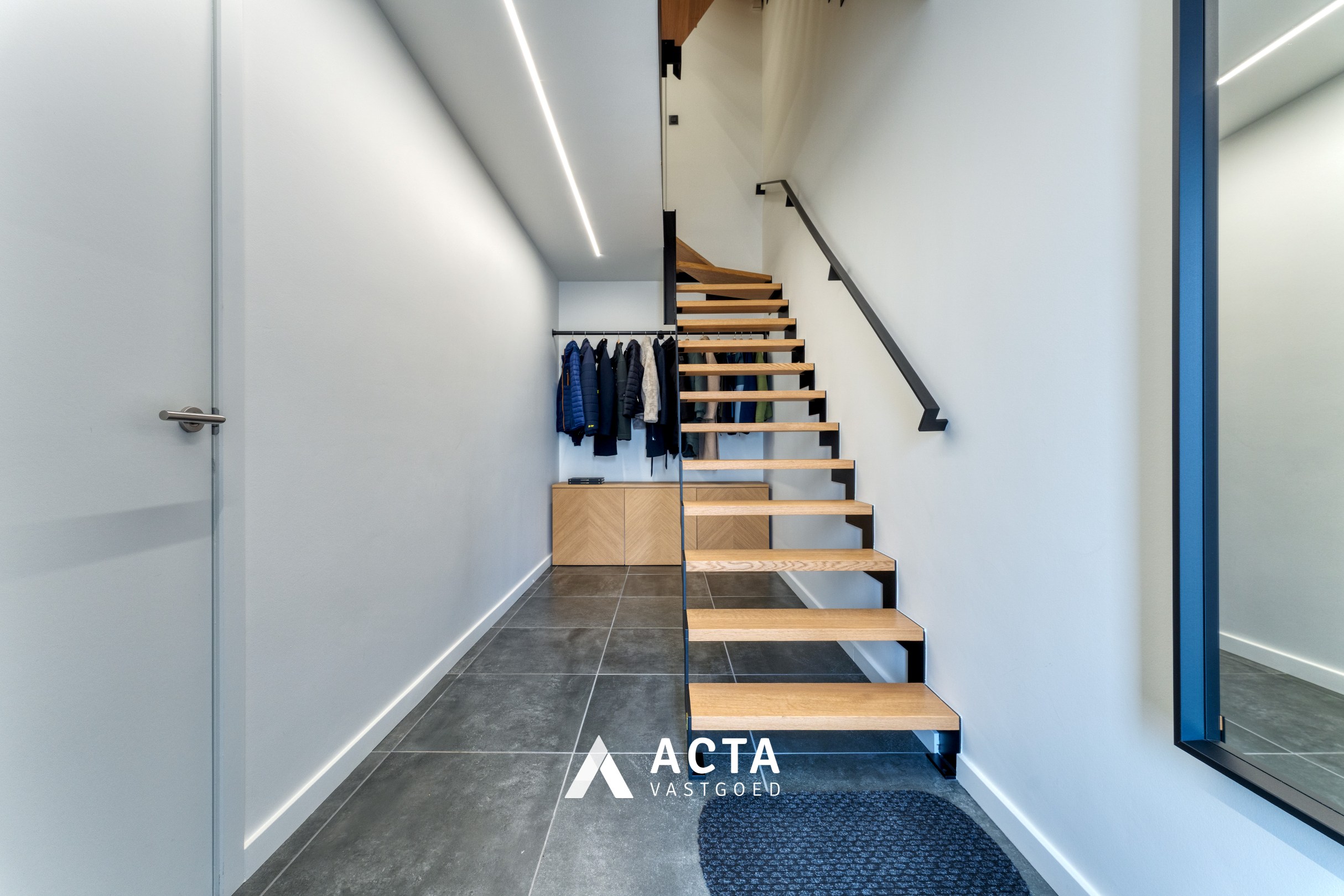 Instapklare bel-etage met 3 slaapkamers en garage 