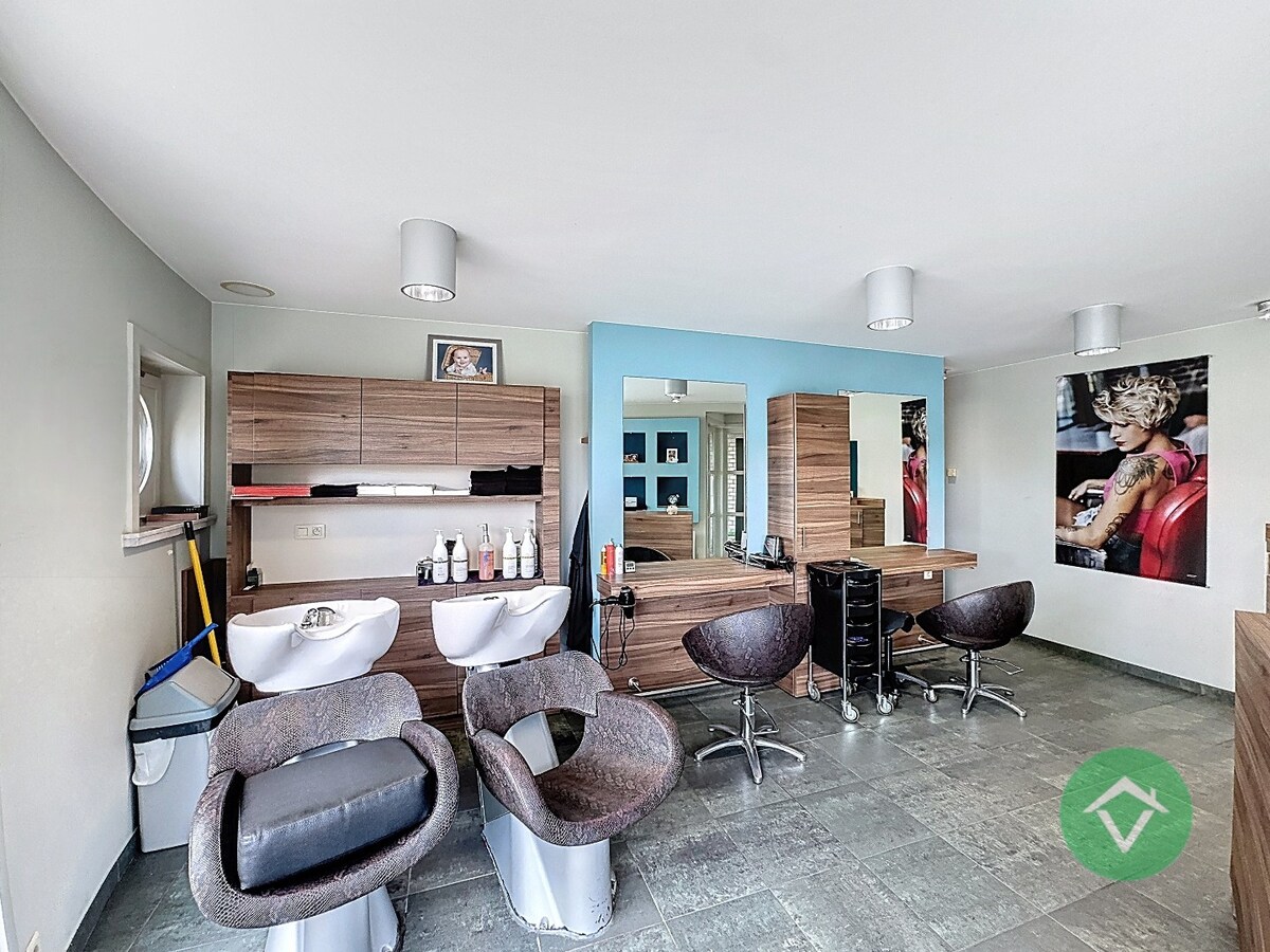 Volledig gerenoveerd handelspand met woonst en garage te Koekelare 