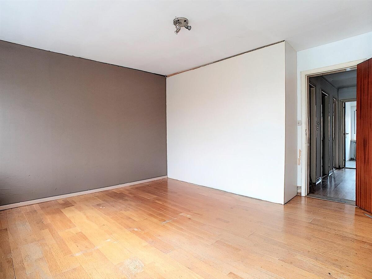 Goed gelegen, volledig te renoveren woning aan het marktplein van Heist - Heist 