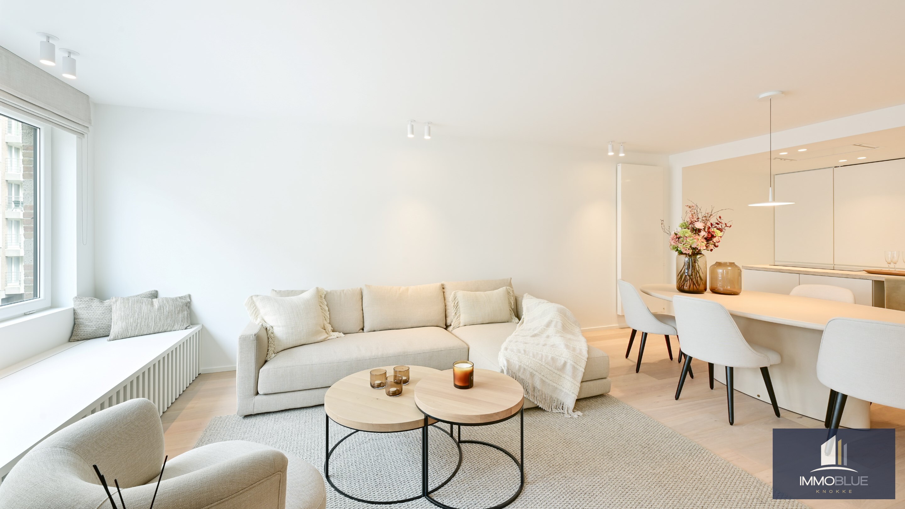 Volledig gerenoveerd appartement met zijdelings zeezicht. 