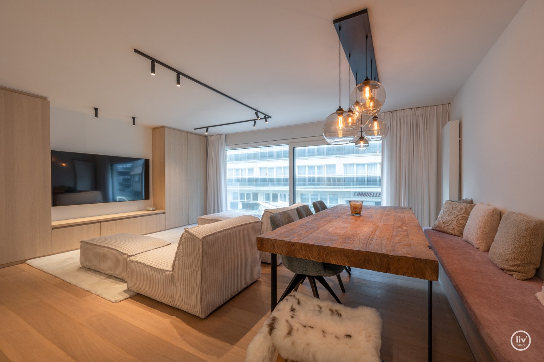 Prachtig ruim 2 slaapkamerappartement met mooie gevelbreedte en groot zonneterras op een topligging vlakbij de Dumortierlaan te Knokke. Garage mogelijk in het gebouw. 