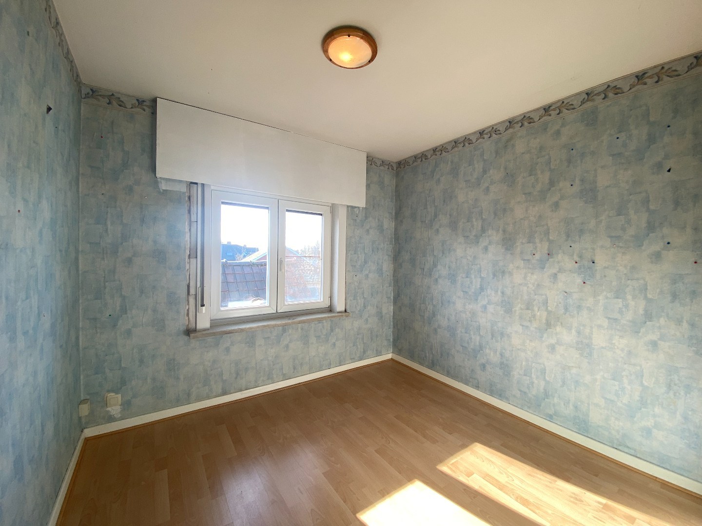 Degelijke halfopen bebouwing met groot potentieel op mooi hoekperceel van 524 m²! 