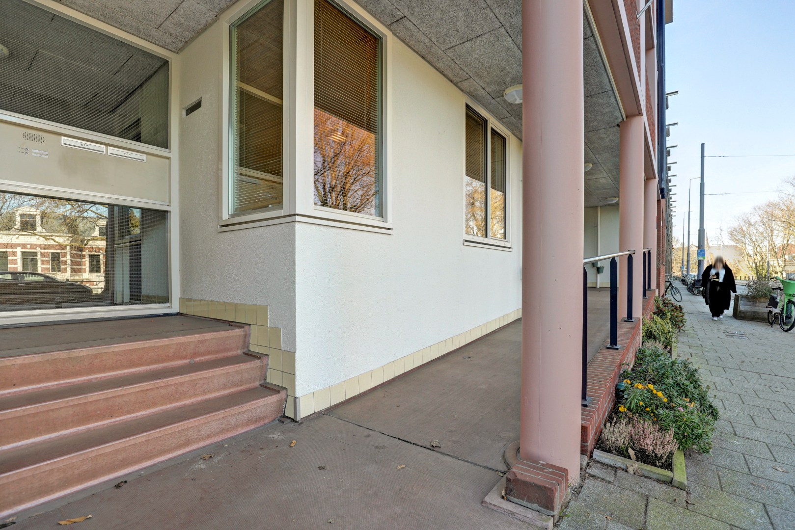 Luxe uitgevoerde 2- (voorheen 3) kamer appartement op de 3e etage met fraaie keuken, badkamer, balkon met uitzicht en gelegen op eigen grond. 