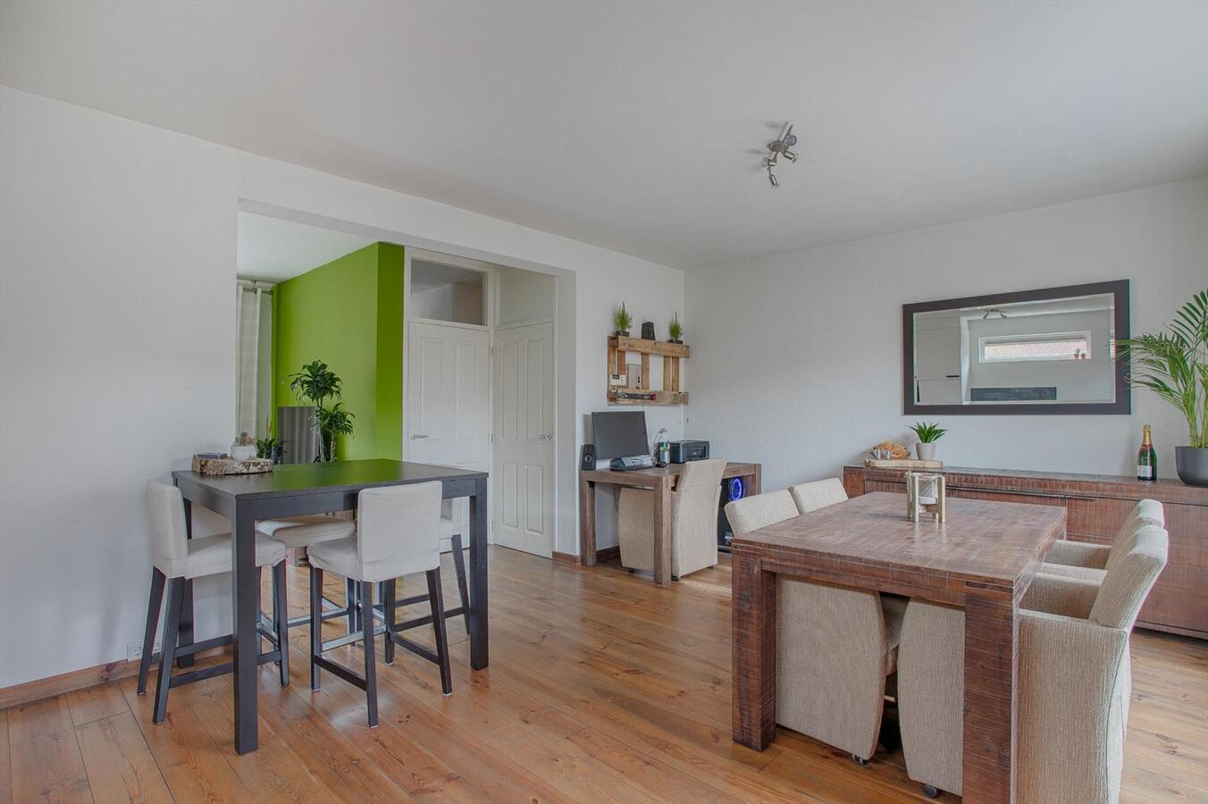 Halfvrijstaande woning met berging en vrije achterom gelegen in een rustige wijk in Bladel. 