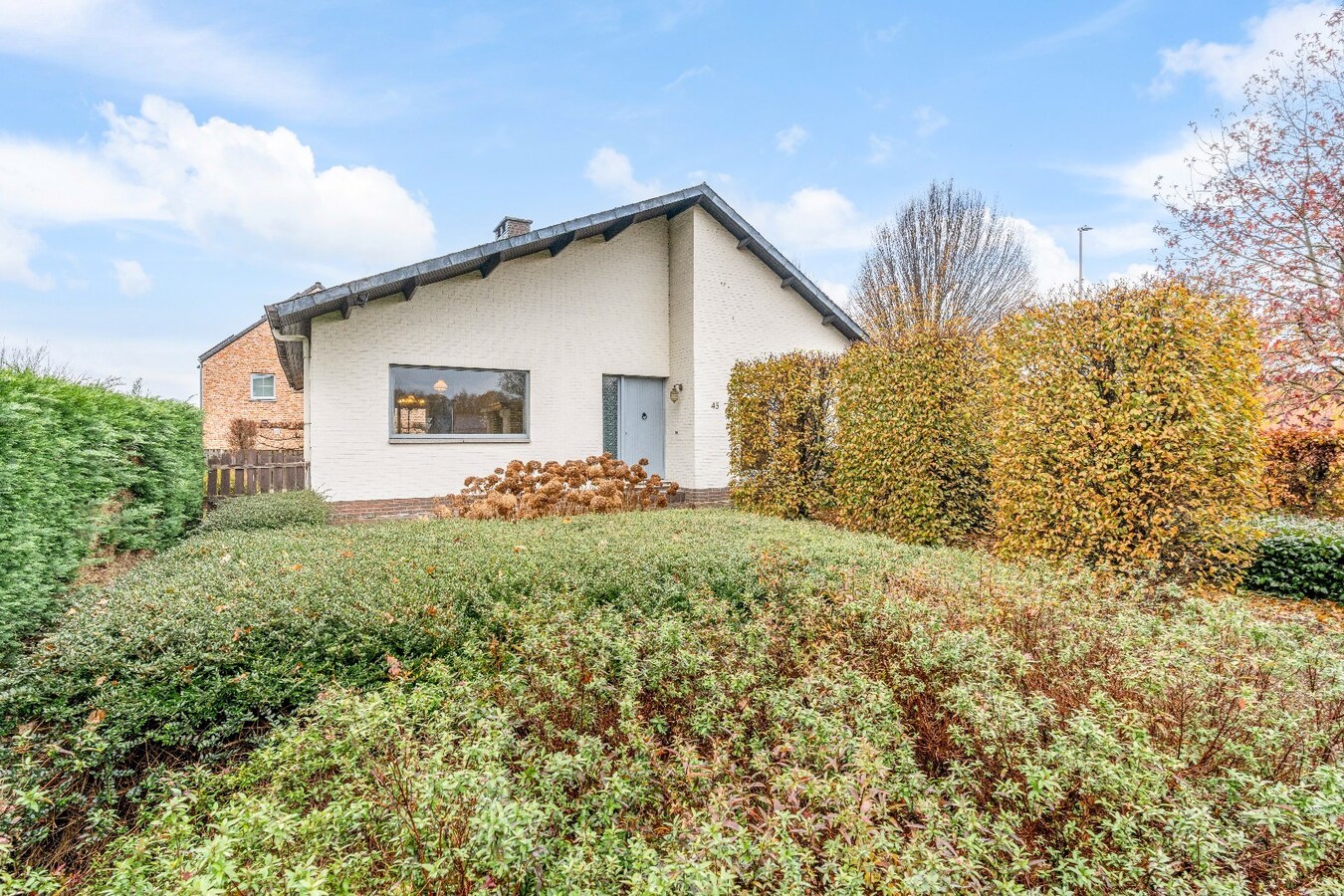 Te renoveren karakteristieke bungalow, 3 Slpk, ruime kelder met garage, op toplocatie 