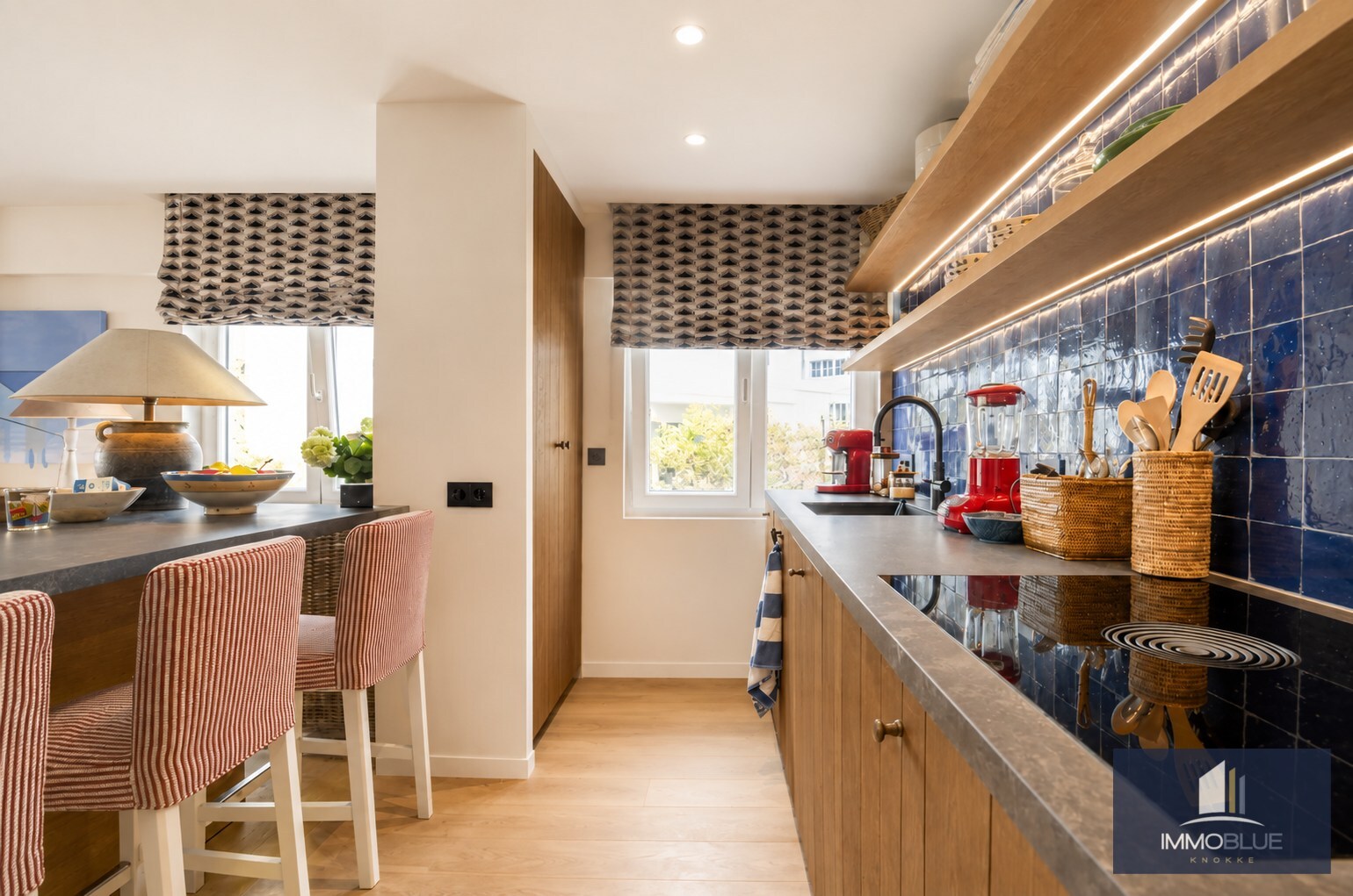 Stijlvol hoekappartement met tijdloze elegantie en een open zicht op de Kustlaan. 