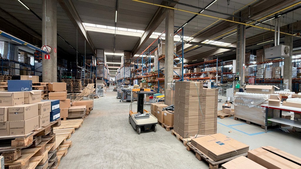 Magazijn met loskades en kantoor te huur vlakbij haven van Antwerpen
