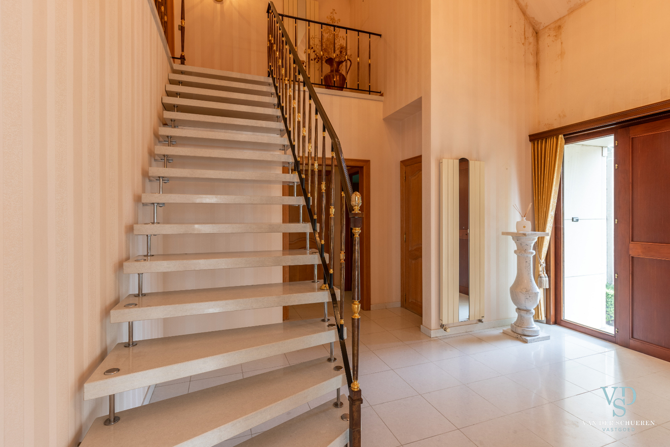 Lichtrijke, stijlvolle villa  (EPC van 254 !). 