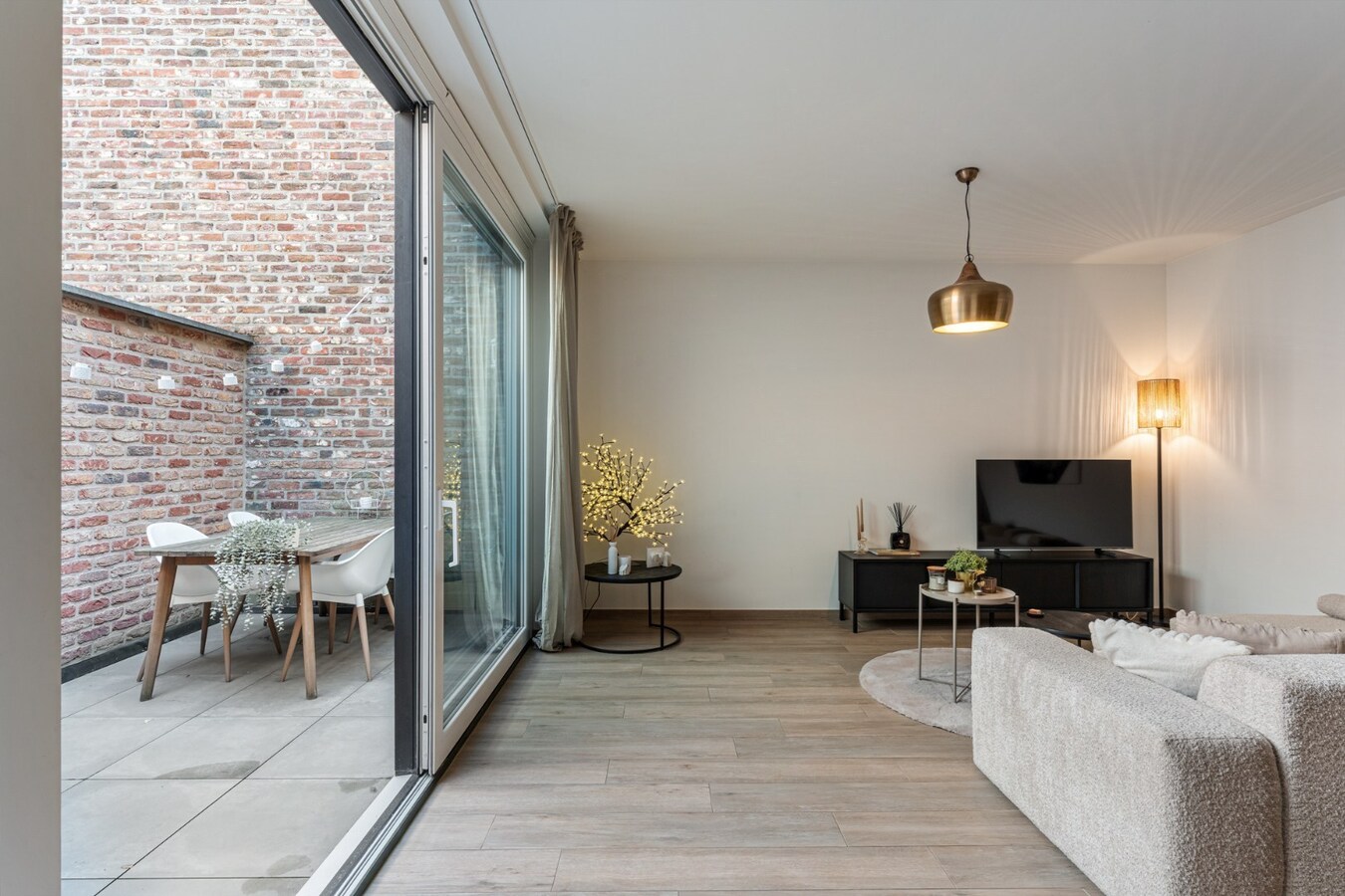 Recent, hoogwaardig afgewerkt gelijkvloers appartement, met terras en inpandige garage, in het centrum van Maaseik! 