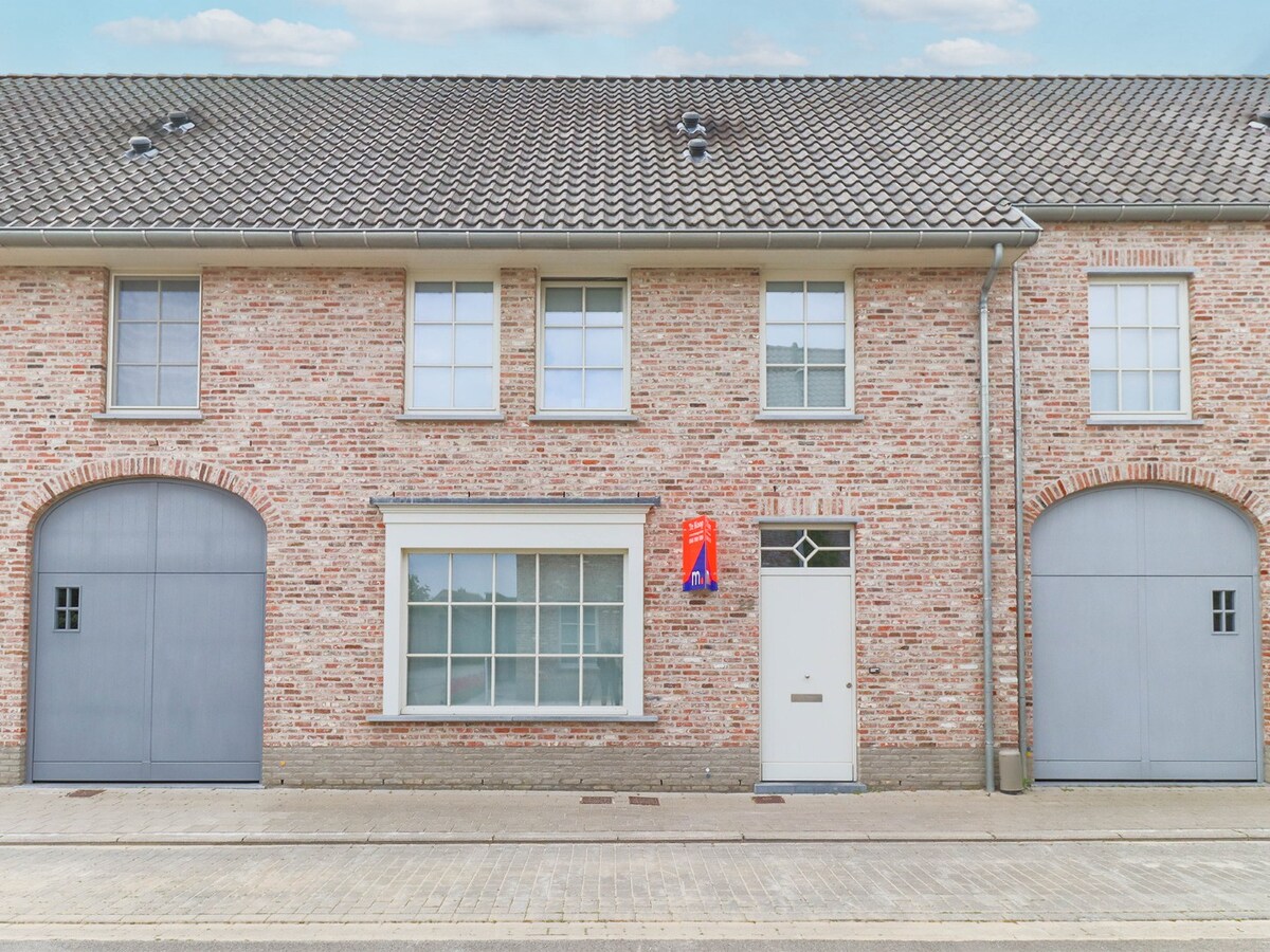 Instapklare recente woning met garage te koop in Heule ! 