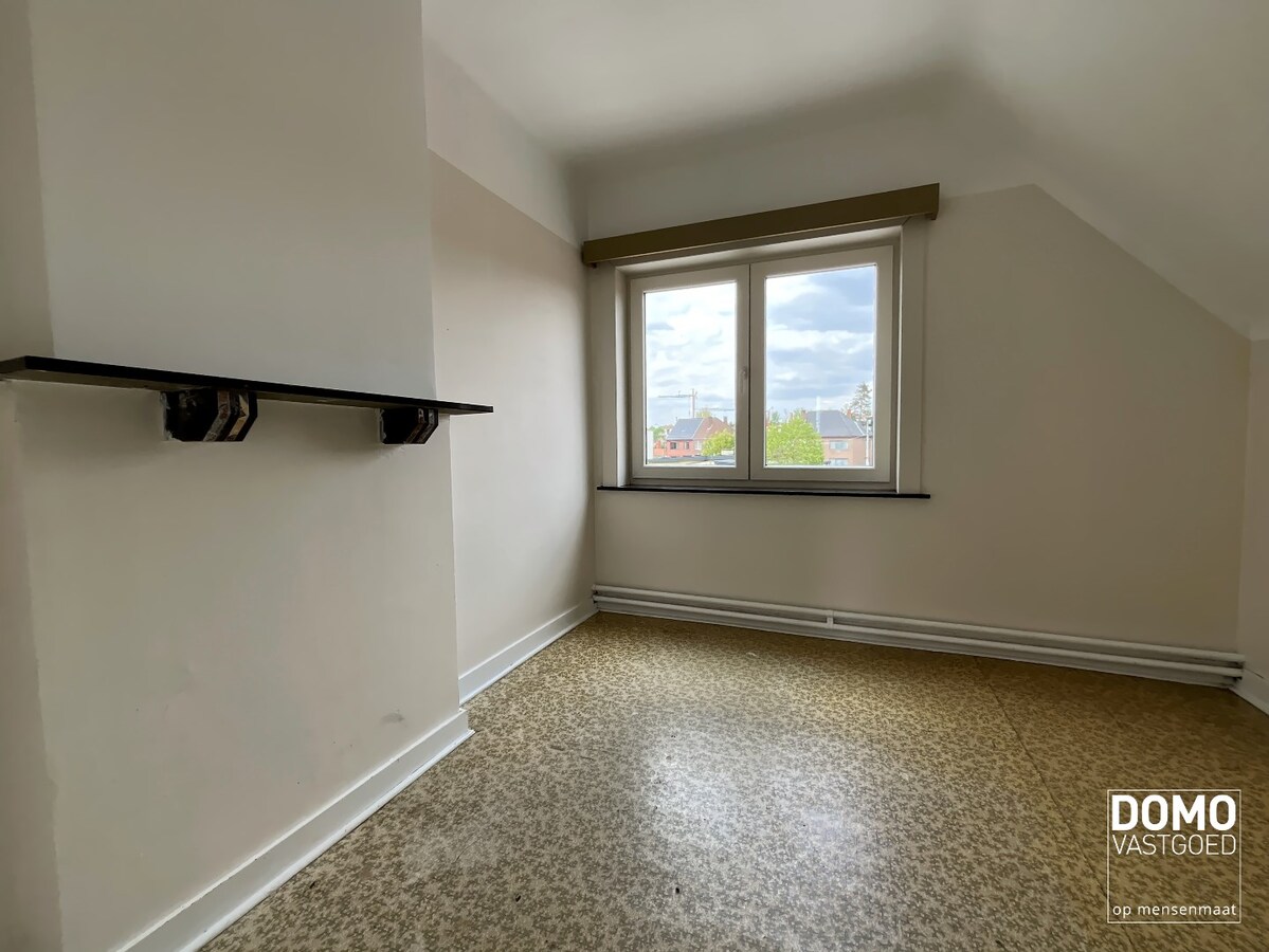 WONING MET TUIN, GARAGE EN 3 SLAAPKAMERS IN HET CENTRUM VAN KERMT 