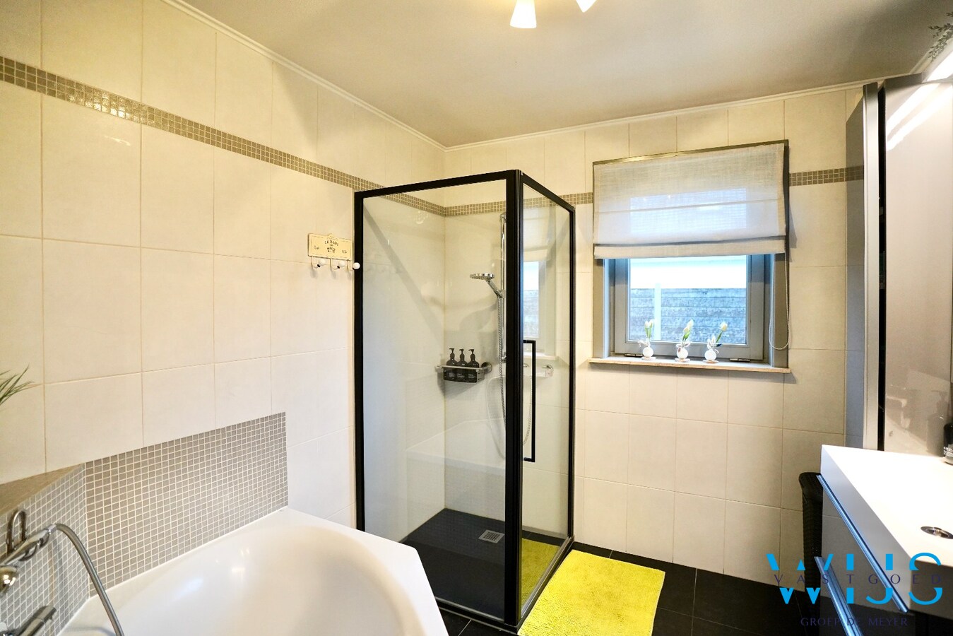 Instapklare bungalow met 5 slaapkamers, zonnepanelen en EPC label  A ! 