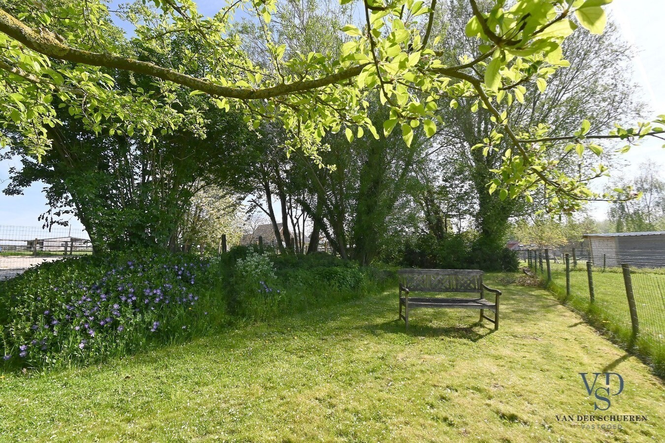 Landelijk gelegen open bebouwing op een uitzonderlijk perceel (1585m²) 