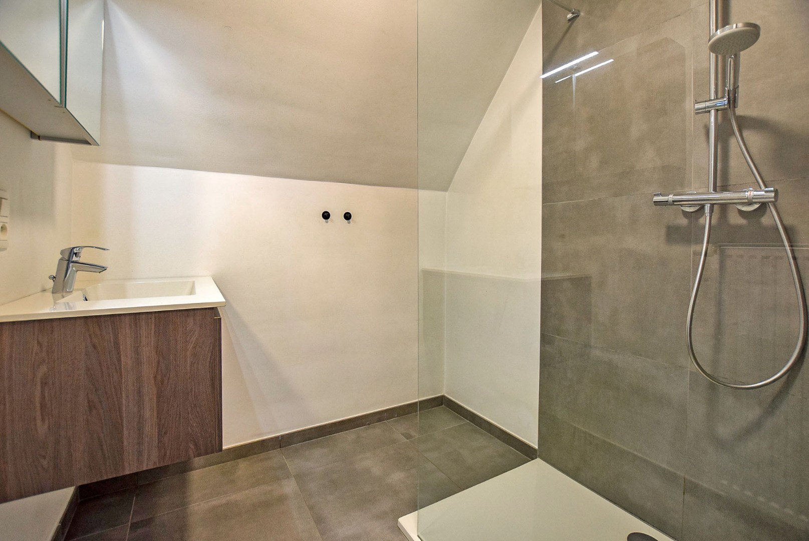 Gerenoveerd 3-slaapkamerappartement te huur in kleinschalig gebouw te Bredene. 