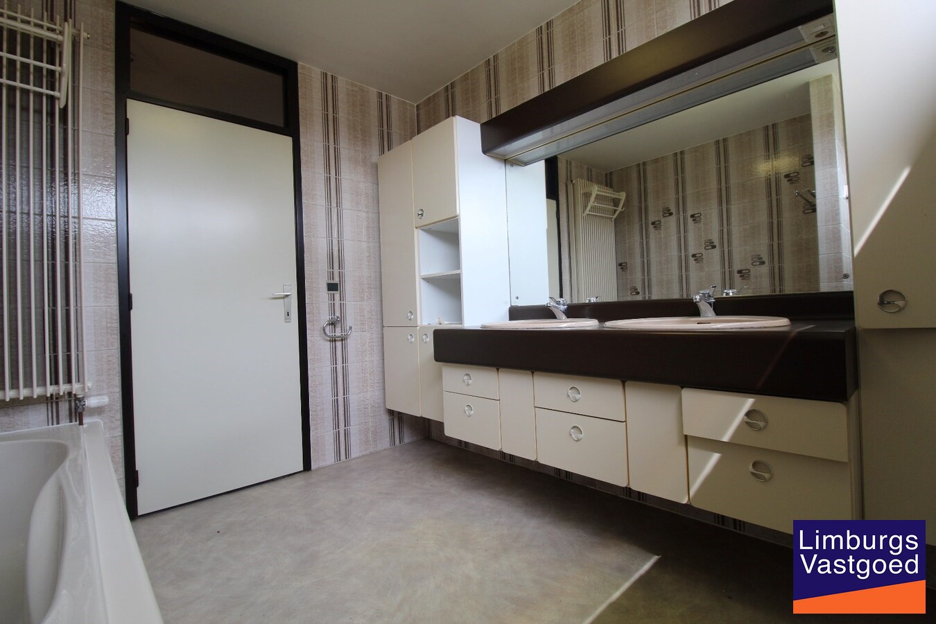 Ruime villa, 308m², 4 slpk, uitzicht op velden, 19a49ca 