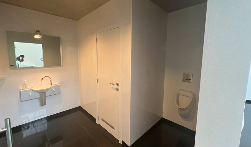 Bedrijfsgebouw met villa te huur langs E17 in Kruisem