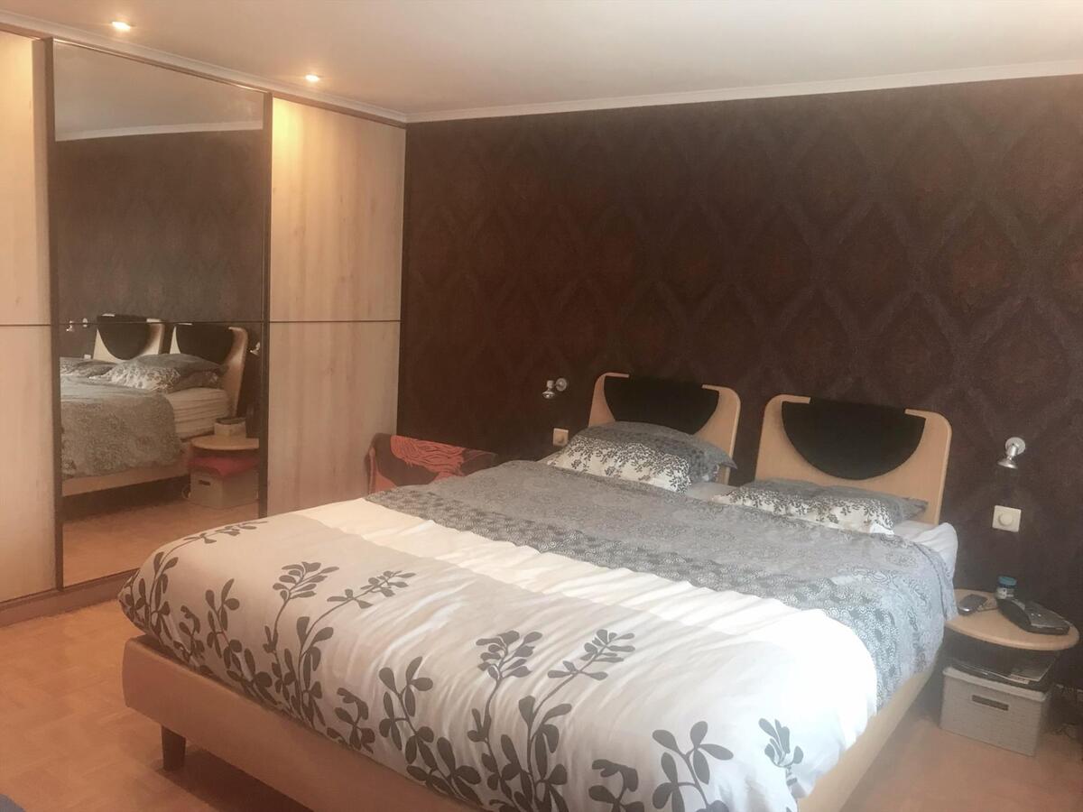 UNIEK GERENOVEERDE STADSWONING MET ZWEMBAD 