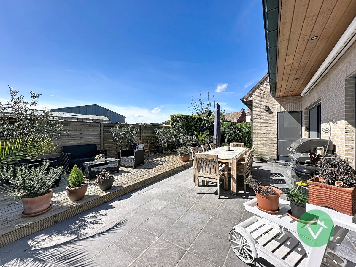 Ruime gezinswoning met dubbele garage in Koekelare 