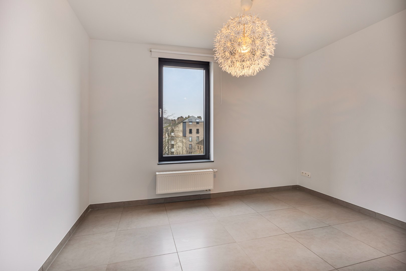 Ruim en lichtrijk appartement met 2 slaapkamers, terras en autostaanplaats vlakbij autostrade - EPC 108 kWh/m² 