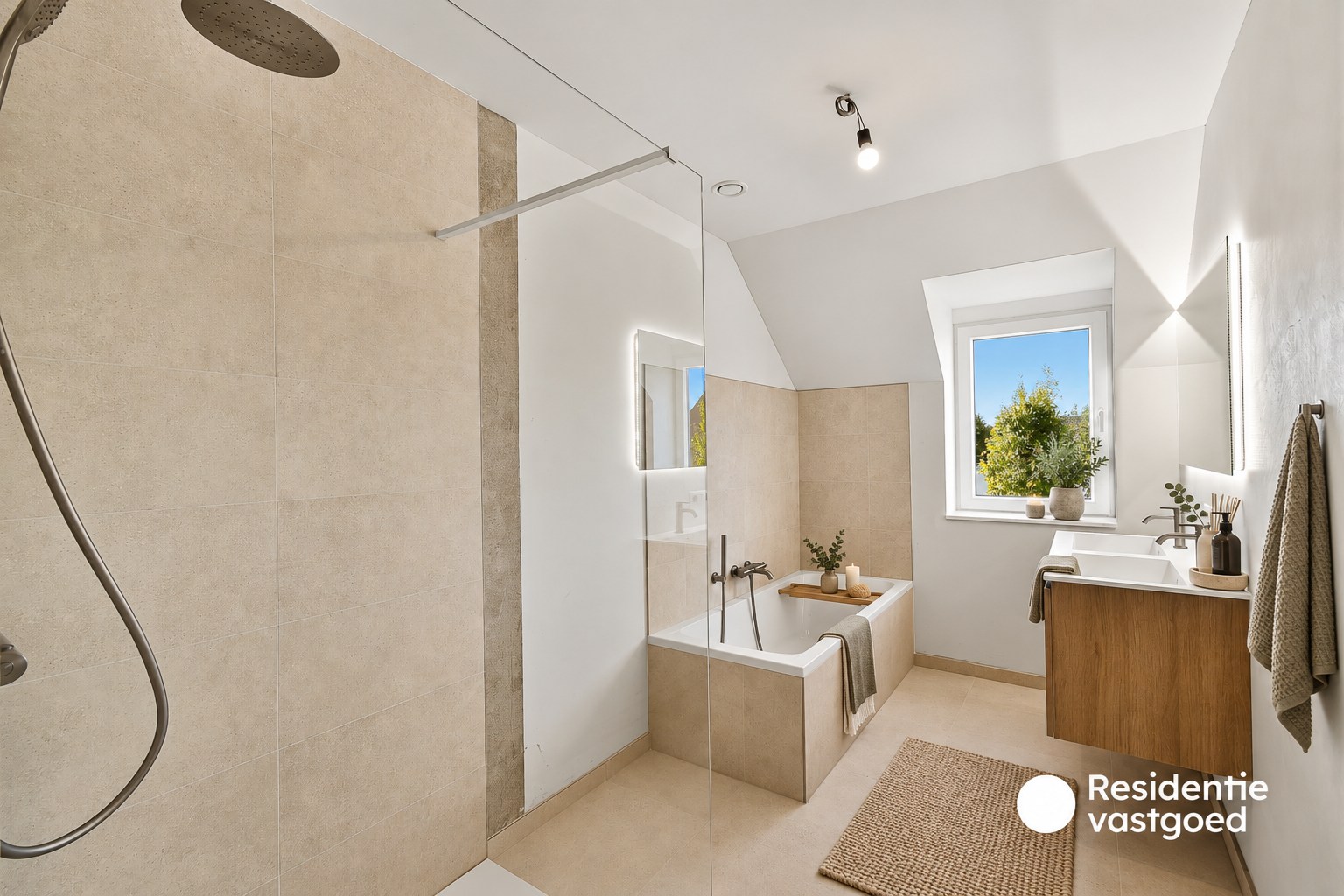 Gezinswoning met drie slaapkamers op goeie locatie 