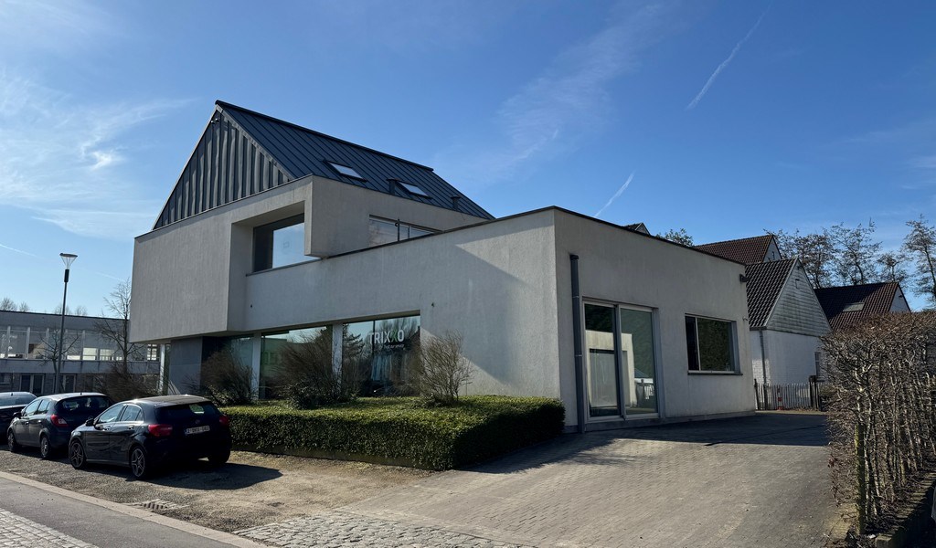 Commercieel gelegen handelspand te huur in Sint-Martens-Latem