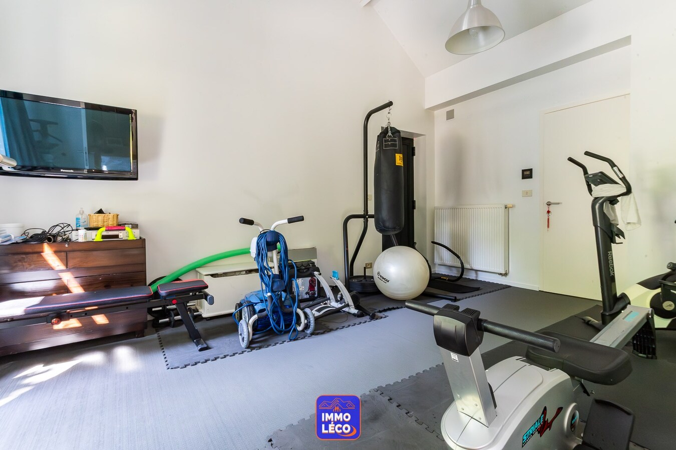 Villa semi Plain-Pied érigée sur 4592m², piscine, 4 garages, parking 10 voitures, ... COUP DE COEUR assuré ! 