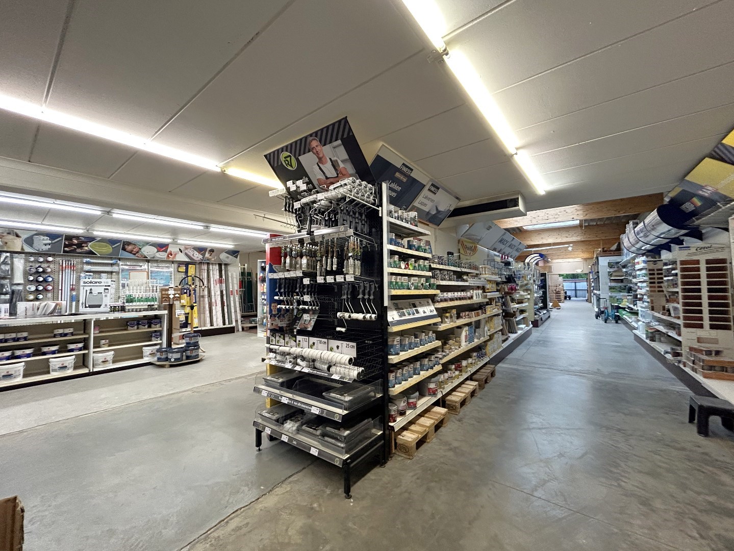 Handelsgelijkvloers op commerciële ligging in centrum Geel 