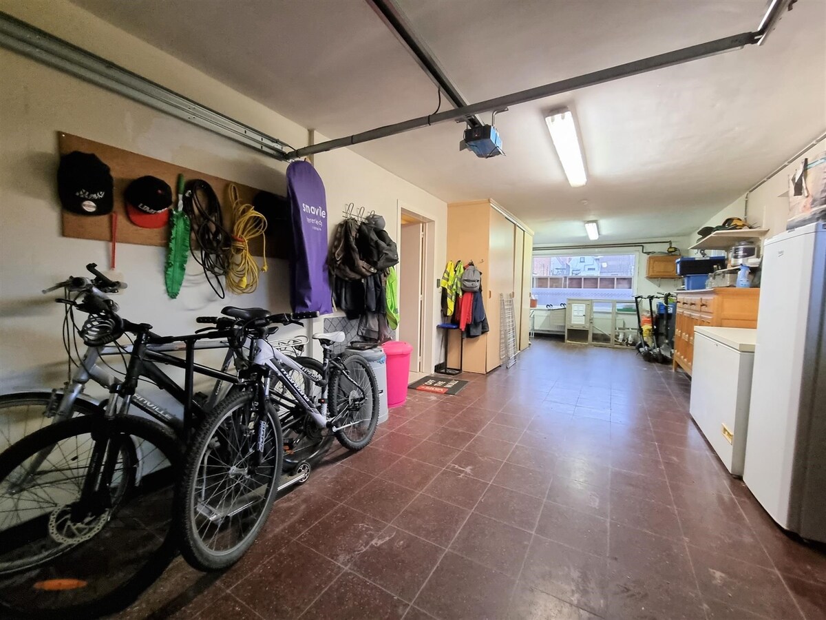 Op te knappen, zeer ruime hoekwoning met oprit - Heist 