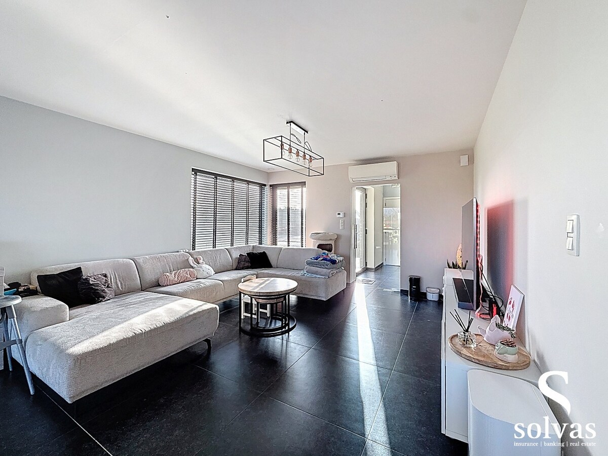 Moderne woning (2017) met ruime tuin en open verzichten 