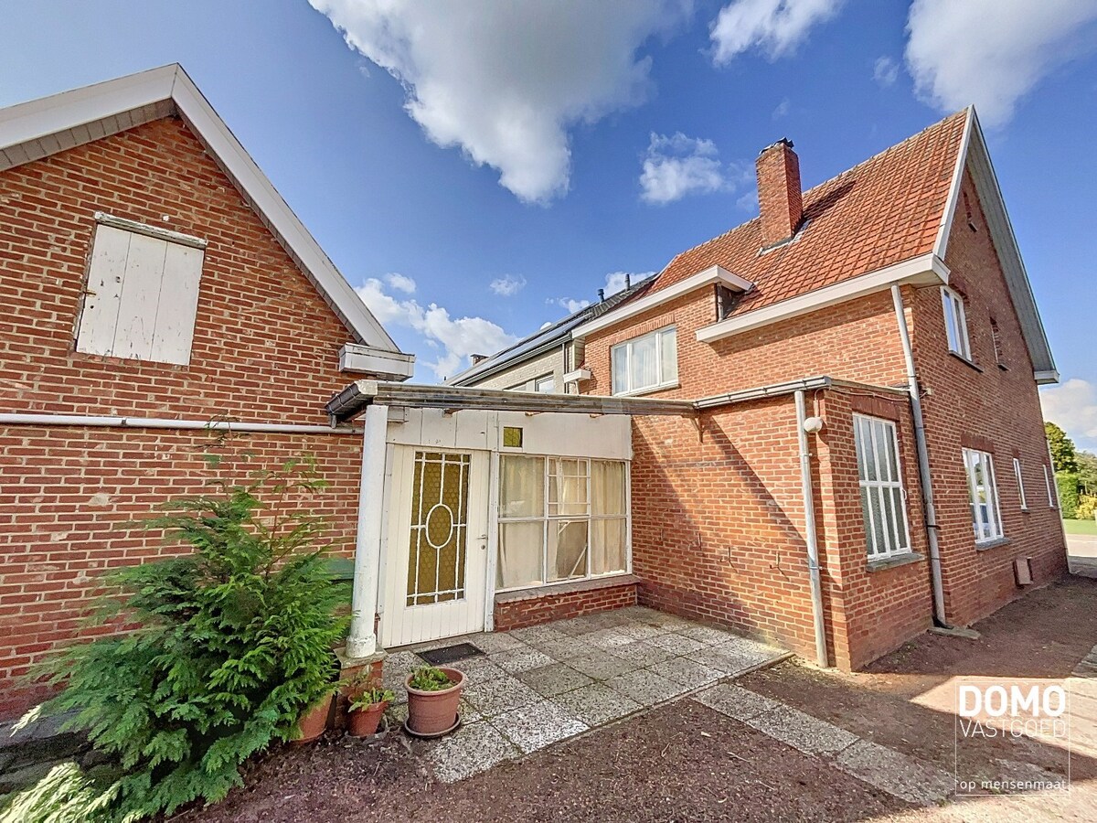 TE RENOVEREN HALFOPEN WONING MET TUIN EN GARAGE OP 8A 67CA TE KURINGEN 