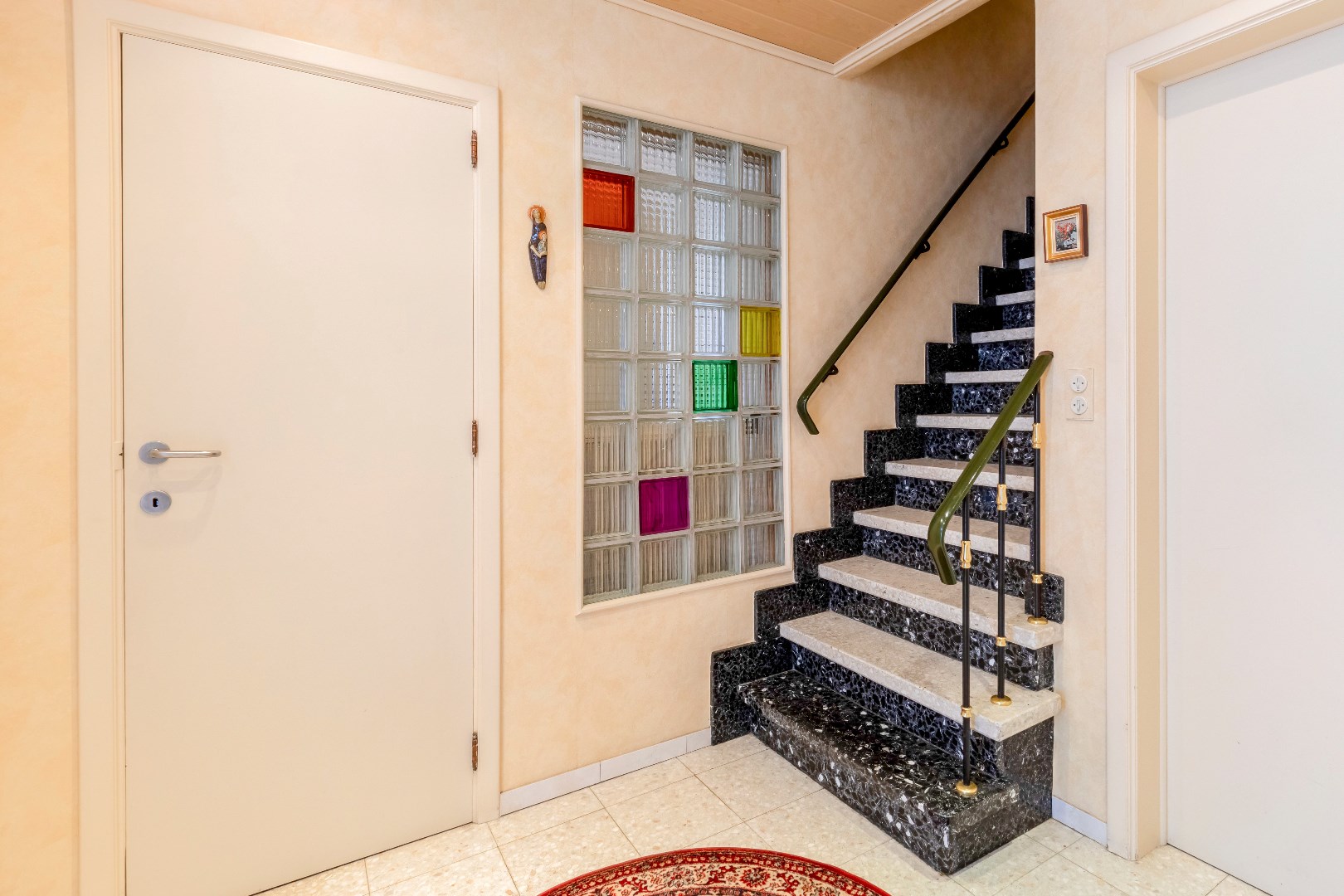 VERKOCHT - Ruime half open bebouwing met garage te Merelbeke 