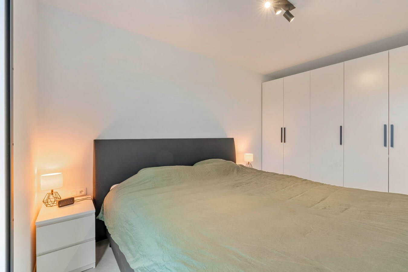 Recent duplex appartement met 2 slaapkamers en garage. 